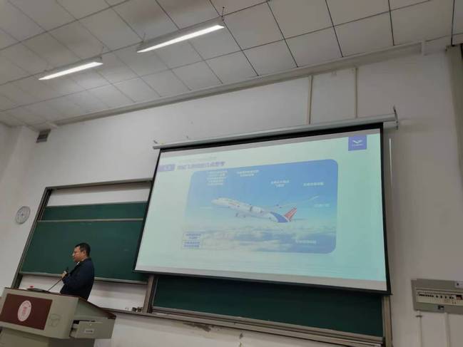 聚焦自主创新 筑梦大飞机——上海商飞冯灿总师走进304永利集团，启迪研究生科技报国