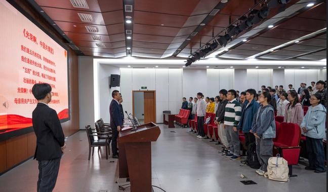 青春砺志担使命·团徽闪耀启新程——304永利集团举办第一期初级团校开班仪式暨团校第一课